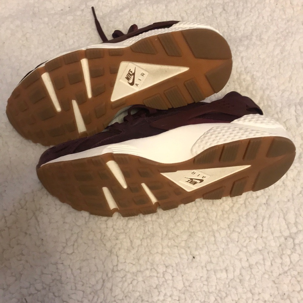 Nikes - Picture 3 of 4